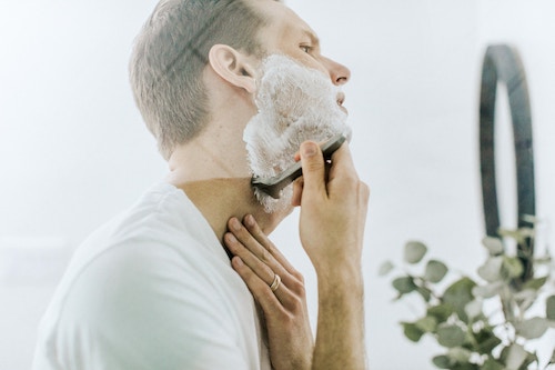 I prodotti da usare dopo la rasatura sulla pelle dell'uomo
