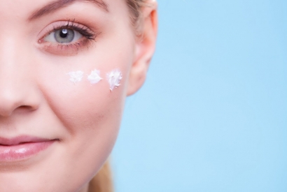 Come applicare la crema antiage sul viso